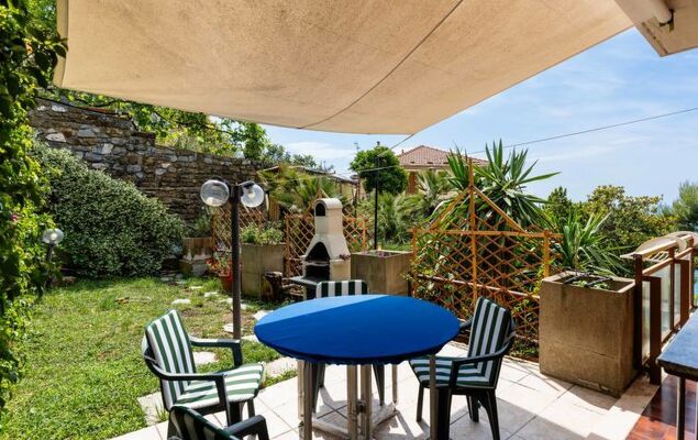 Garden and Sea - Photo 1